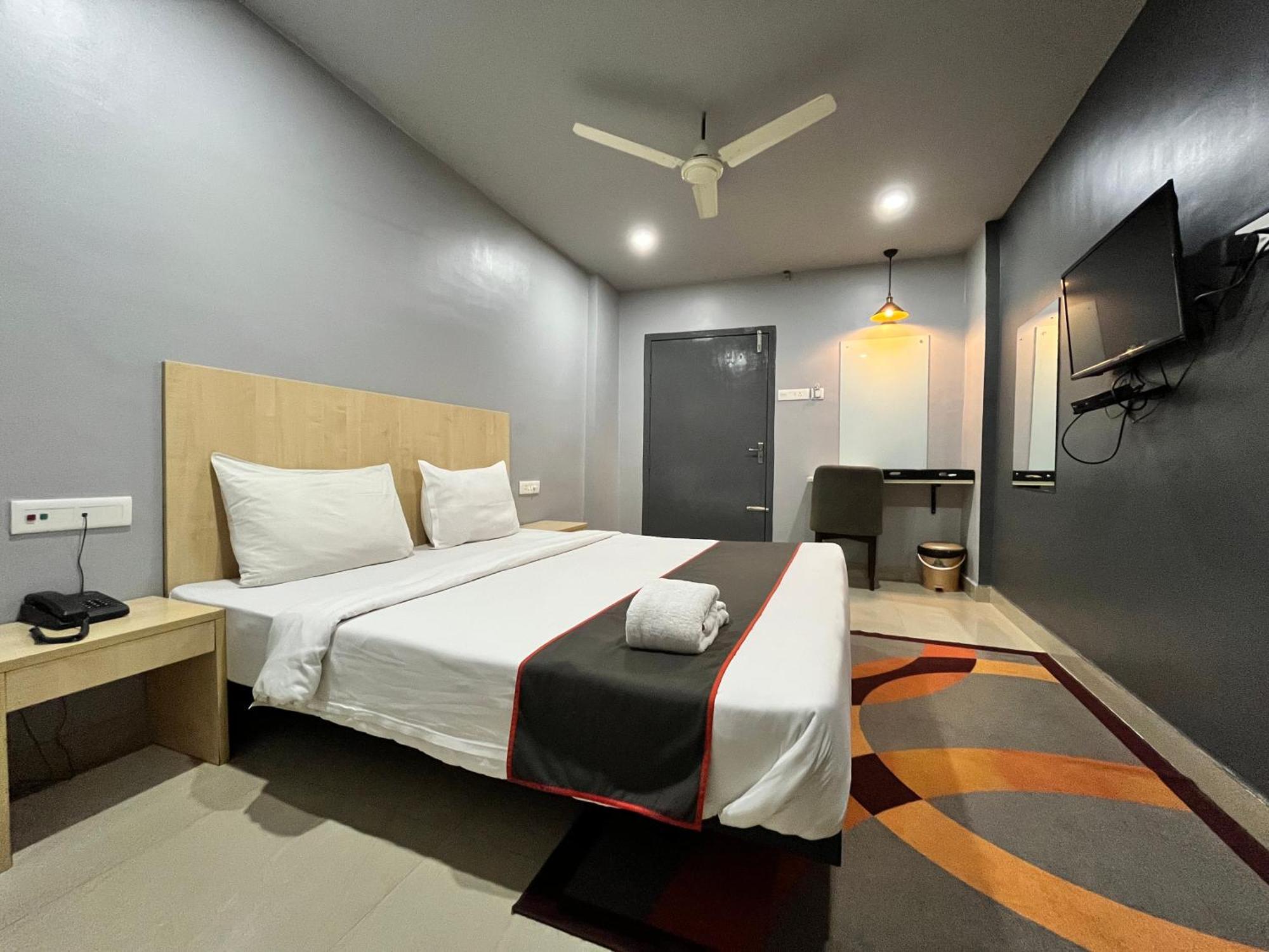 Rjb Grand Hotel Guwahati Buitenkant foto