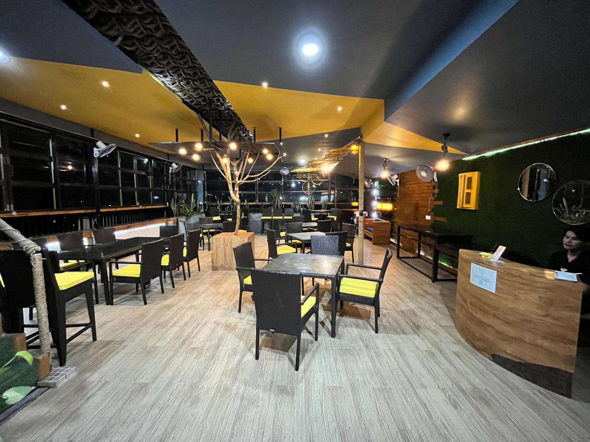 Rjb Grand Hotel Guwahati Buitenkant foto